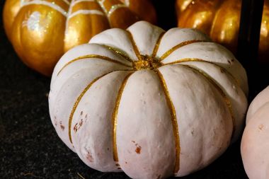 Halloween beyaz ve altın rengi güzel boyalı kabaklar