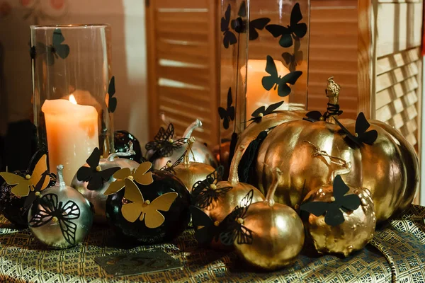 Abóboras douradas de Halloween com velas — Fotografia de Stock