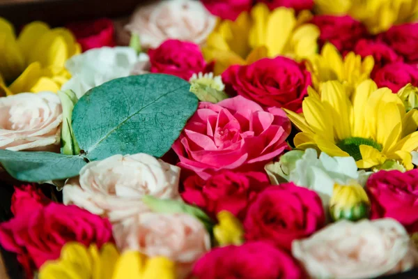 Hermoso ramo de rosas y flores silvestres — Foto de Stock