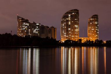gece şehir yansıması nehre evlerin ile