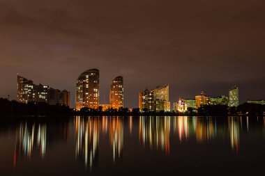 gece şehir yansıması nehre evlerin ile