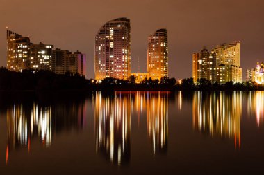 gece şehir yansıması nehre evlerin ile