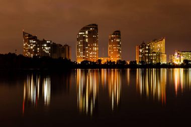 gece şehir yansıması nehre evlerin ile