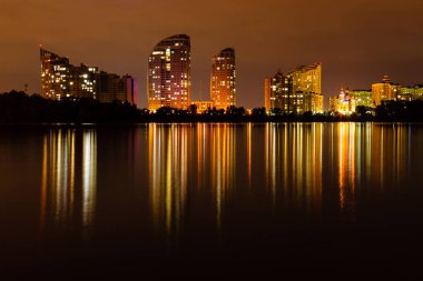 gece şehir yansıması nehre evlerin ile