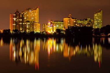 gece şehir yansıması nehre evlerin ile