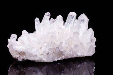 Siyah bir arka plan üzerinde kristalleri içinde makro Mineral taş elmas taklidi