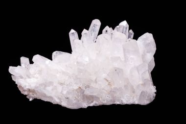 Siyah bir arka plan üzerinde kristalleri içinde makro Mineral taş elmas taklidi