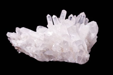 Siyah bir arka plan üzerinde kristalleri içinde makro Mineral taş elmas taklidi