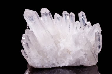 Siyah bir arka plan üzerinde kristalleri içinde makro Mineral taş elmas taklidi