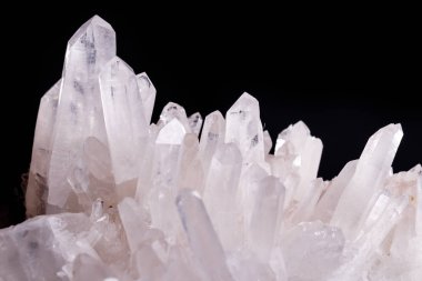 Siyah bir arka plan üzerinde kristalleri içinde makro Mineral taş elmas taklidi