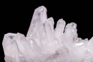 Siyah bir arka plan üzerinde kristalleri içinde makro Mineral taş elmas taklidi