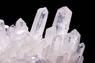 Siyah bir arka plan üzerinde kristalleri içinde makro Mineral taş elmas taklidi