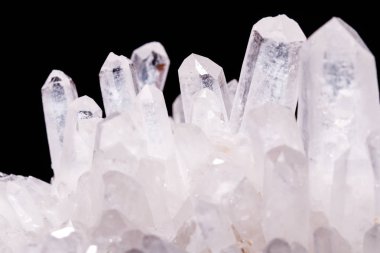 Siyah bir arka plan üzerinde kristalleri içinde makro Mineral taş elmas taklidi