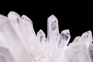 Siyah bir arka plan üzerinde kristalleri içinde makro Mineral taş elmas taklidi