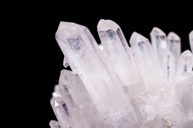 Siyah bir arka plan üzerinde kristalleri içinde makro Mineral taş elmas taklidi