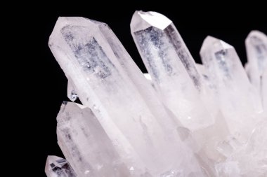 Siyah bir arka plan üzerinde kristalleri içinde makro Mineral taş elmas taklidi