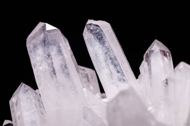 Siyah bir arka plan üzerinde kristalleri içinde makro Mineral taş elmas taklidi