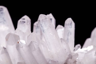 Siyah bir arka plan üzerinde kristalleri içinde makro Mineral taş elmas taklidi