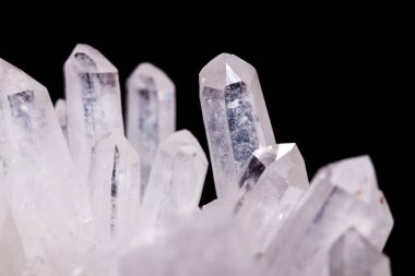 Siyah bir arka plan üzerinde kristalleri içinde makro Mineral taş elmas taklidi