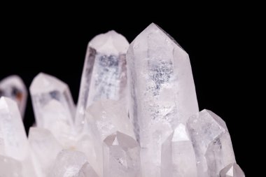 Siyah bir arka plan üzerinde kristalleri içinde makro Mineral taş elmas taklidi