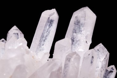 Siyah bir arka plan üzerinde kristalleri içinde makro Mineral taş elmas taklidi