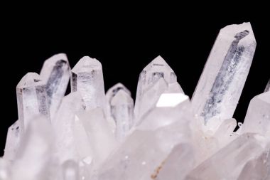 Siyah bir arka plan üzerinde kristalleri içinde makro Mineral taş elmas taklidi