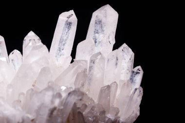 Siyah bir arka plan üzerinde kristalleri içinde makro Mineral taş elmas taklidi