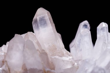 Siyah bir arka plan üzerinde kristalleri içinde makro Mineral taş elmas taklidi