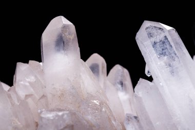 Siyah bir arka plan üzerinde kristalleri içinde makro Mineral taş elmas taklidi