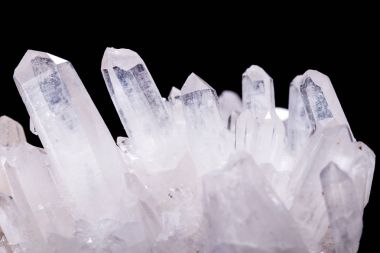 Siyah bir arka plan üzerinde kristalleri içinde makro Mineral taş elmas taklidi