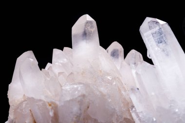 Siyah bir arka plan üzerinde kristalleri içinde makro Mineral taş elmas taklidi