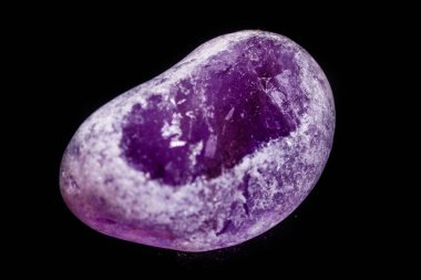 Makro mineral bir siyah arka plan üzerine Ametist