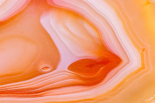 Минерально-оранжевый агат в кристаллах на белом фоне — стоковое фото