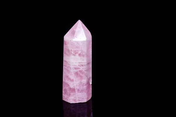 Macro mineral cristal de quartzo rosa sobre um fundo preto — Fotografia de Stock