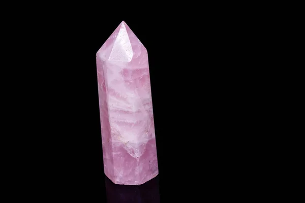 Cristallo di quarzo rosa minerale macro su sfondo nero — Foto Stock