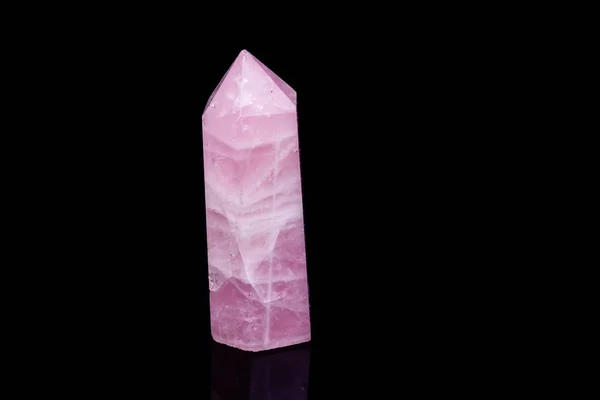 Makro mineral Pembe Kuvars kristal siyah bir zemin üzerine — Stok fotoğraf