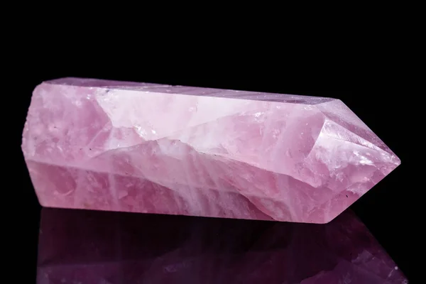 Makro pink quartz mineralglas på svart bakgrund — Stockfoto