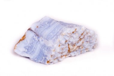 Beyaz arka plan üzerinde Rock'daki makro mineral mavi akik 