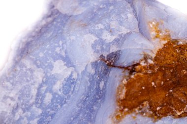 Beyaz arka plan üzerinde Rock'daki makro mineral mavi akik 