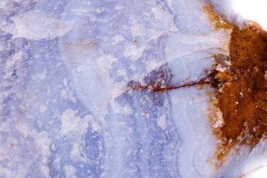 Beyaz arka plan üzerinde Rock'daki makro mineral mavi akik 