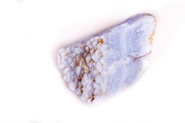 Beyaz arka plan üzerinde Rock'daki makro mineral mavi akik 