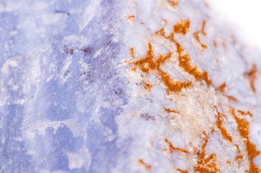 Beyaz arka plan üzerinde Rock'daki makro mineral mavi akik 