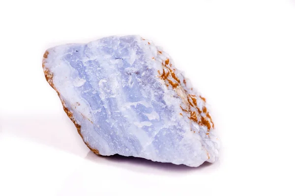Макро-мінерал синій агат у скелі на білому тлі — стокове фото