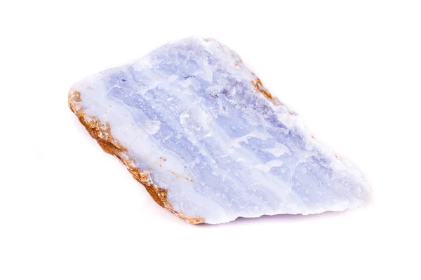 Ágata macro mineral azul na rocha sobre fundo branco — Fotografia de Stock