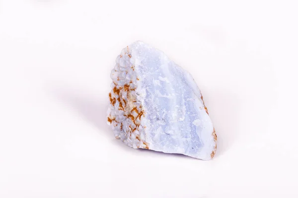 Macro minerale agata blu nella roccia su sfondo bianco — Foto Stock