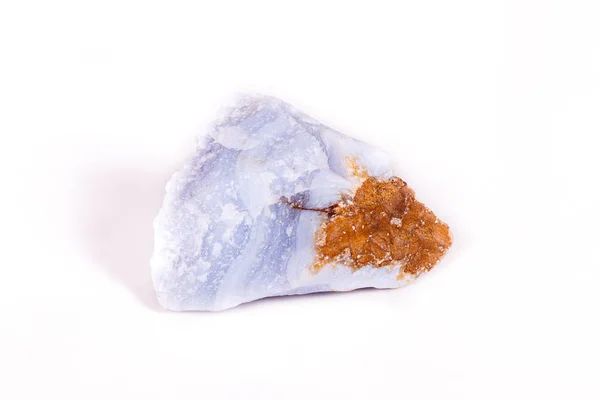 宏观矿物蓝色玛瑙在岩石在白色背景 — 图库照片