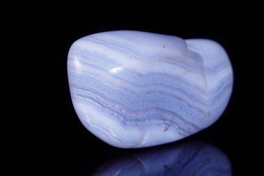 Makro mineral mavi akik sapphirin kaya üzerinde siyah backgrou