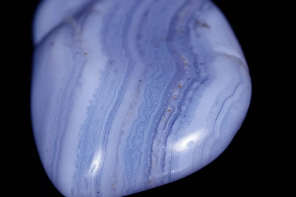 Macro mineral azul ágata sapphirin en la roca sobre fondo negro —  Fotos de Stock