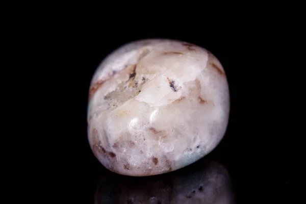 Amazonit kamień mineralne makro na czarnym tle — Zdjęcie stockowe