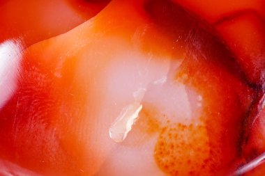 Makro mineral taş Carnelian beyaz arka plan üzerinde